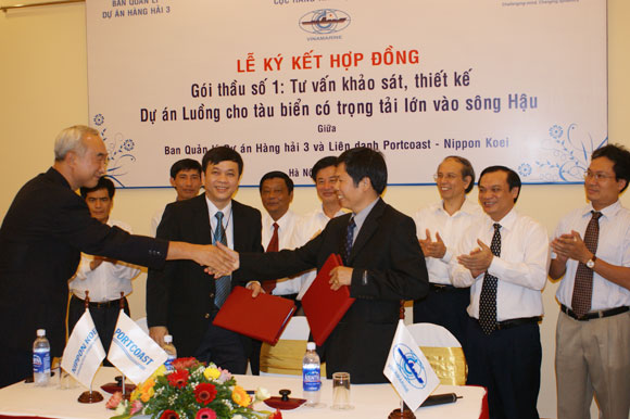 Lễ ký kết Hợp đồng gói thầu số 1 - Dự án Luồng cho tàu biển trọng tải lớn vào sông Hậu 