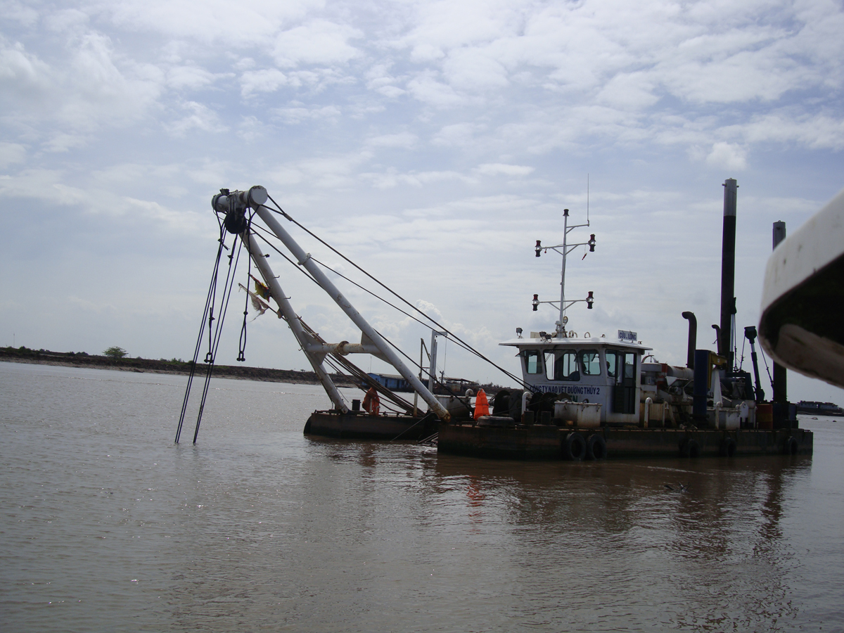 Bộ trưởng Bộ GTVT Hồ Nghĩa Dũng đi thị sát Luồng cho tàu biển trọng tải lớn vào sông Hậu 