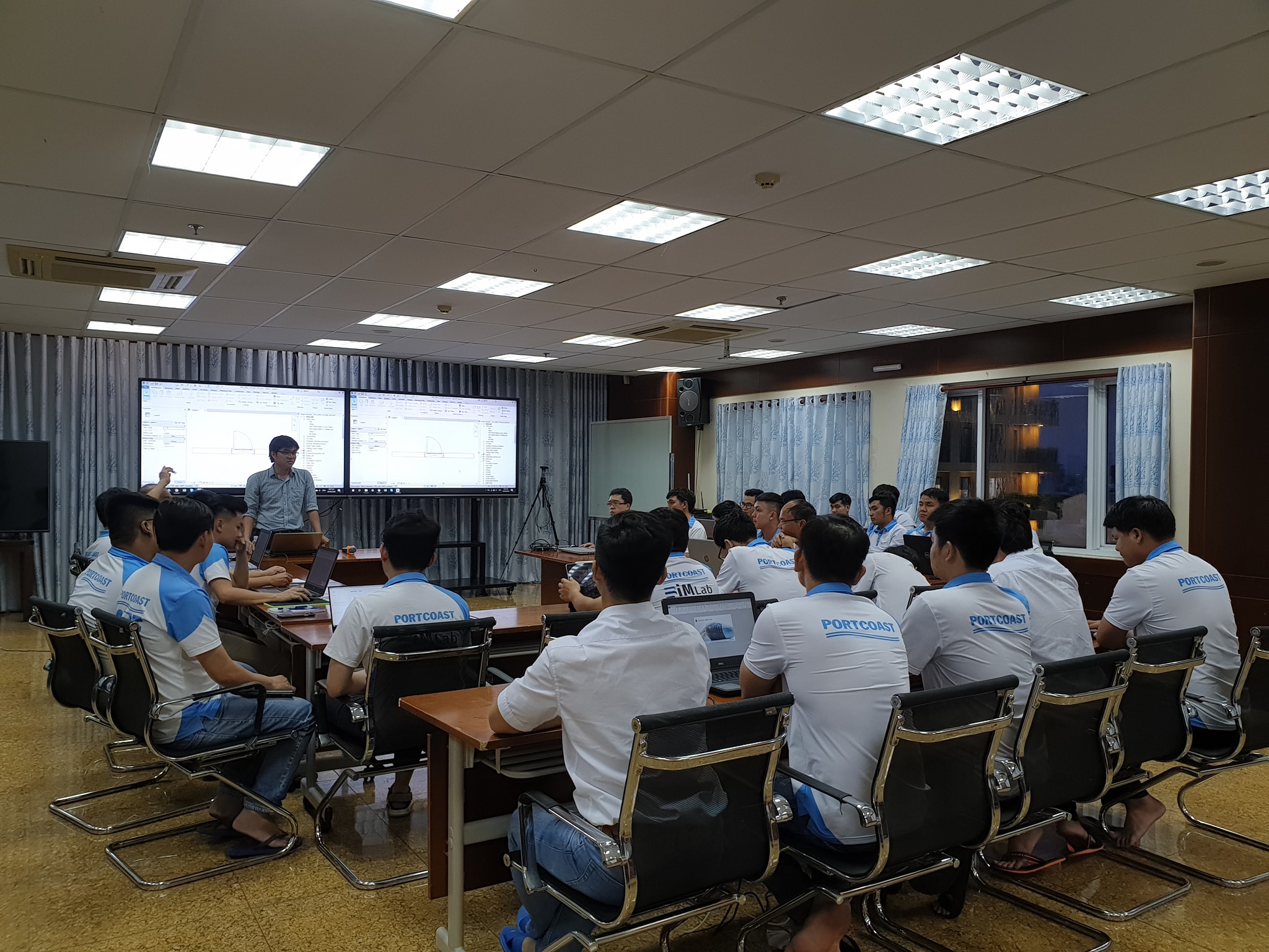 Khóa học "Sử dụng căn bản và nâng cao phần mềm của Autodesk" cho các kĩ sư của Portcoast 