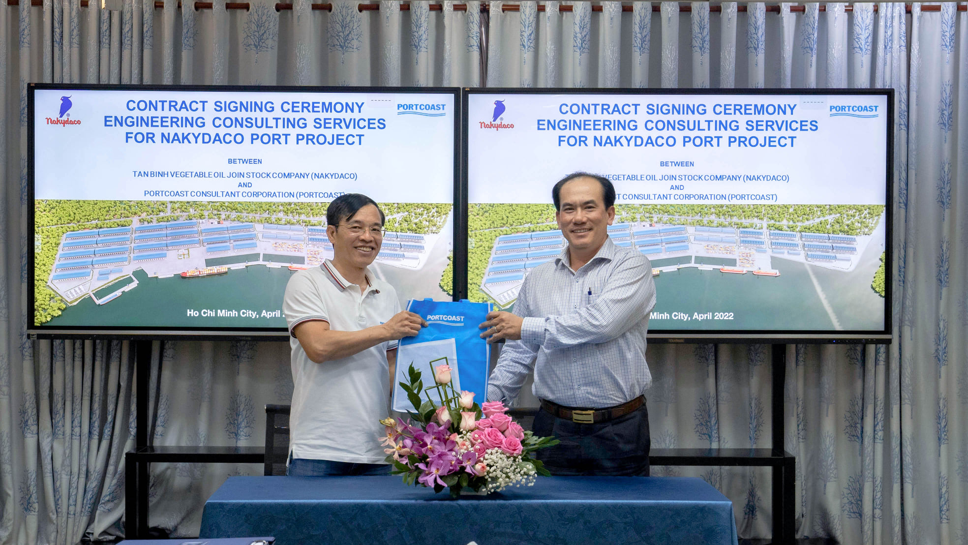 Contract signing ceremony between Tan Binh Vegetable Oil Joint Stock Company (NAKYDACO) and Portcoast
