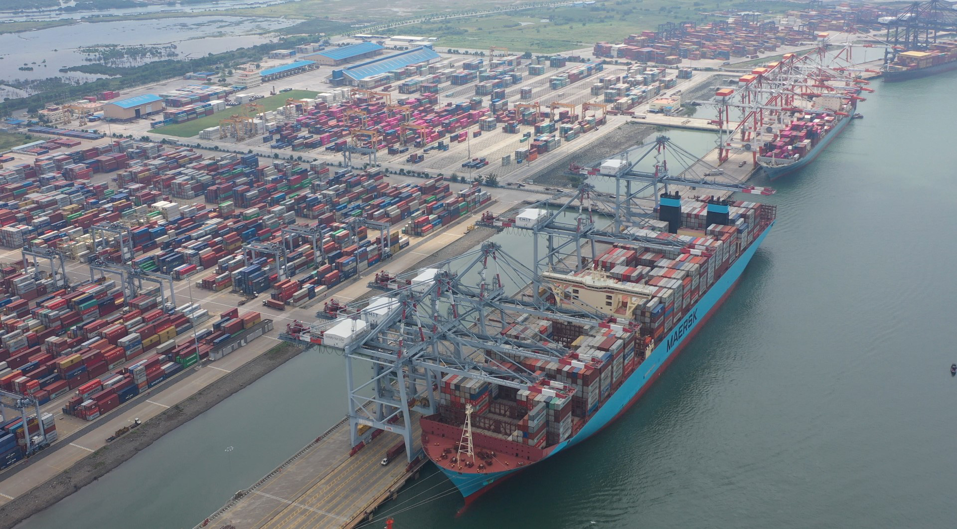 Một trong những tàu container lớn nhất thế giới lần đầu cập cảng Việt Nam