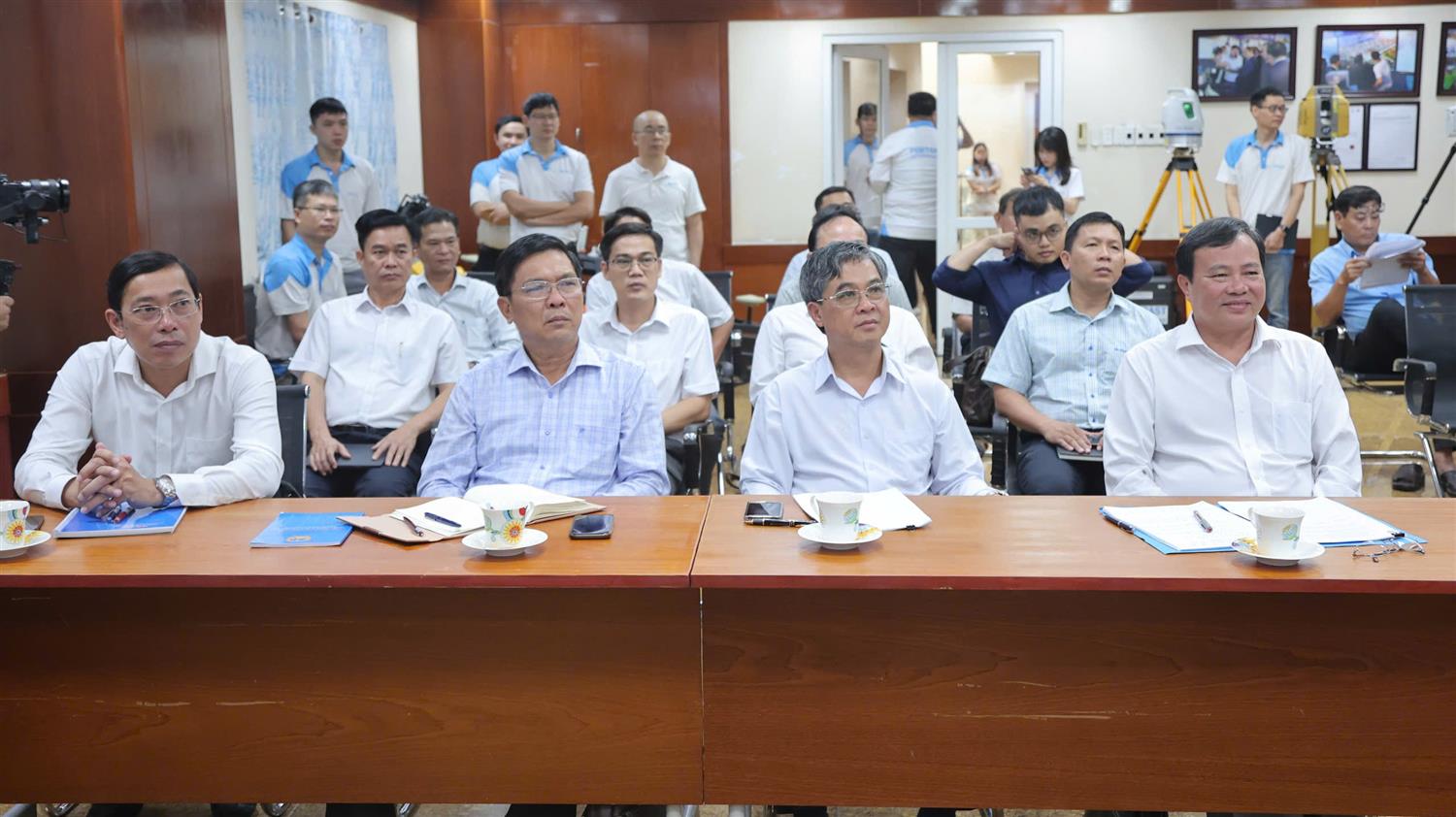 Sáng 20/11, Đoàn công tác tỉnh Trà Vinh do Chủ tịch UBND tỉnh Lê Văn Hẳn dẫn đầu làm việc với Portcoast về tiềm năng phát triển cảng biển và chuyển đổi số hạ tầng