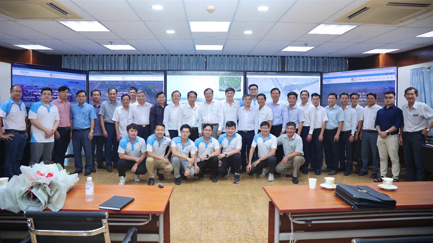 Sáng 20/11, Đoàn công tác tỉnh Trà Vinh do Chủ tịch UBND tỉnh Lê Văn Hẳn dẫn đầu làm việc với Portcoast về tiềm năng phát triển cảng biển và chuyển đổi số hạ tầng